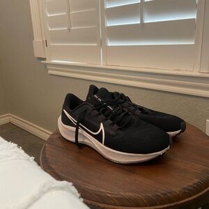Women’s Nike Air Zoom Pegasus 38. SIZE 8.5